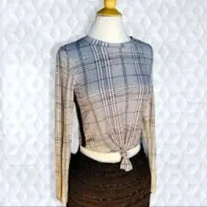 Iris Cute Plaid Print Top size medium